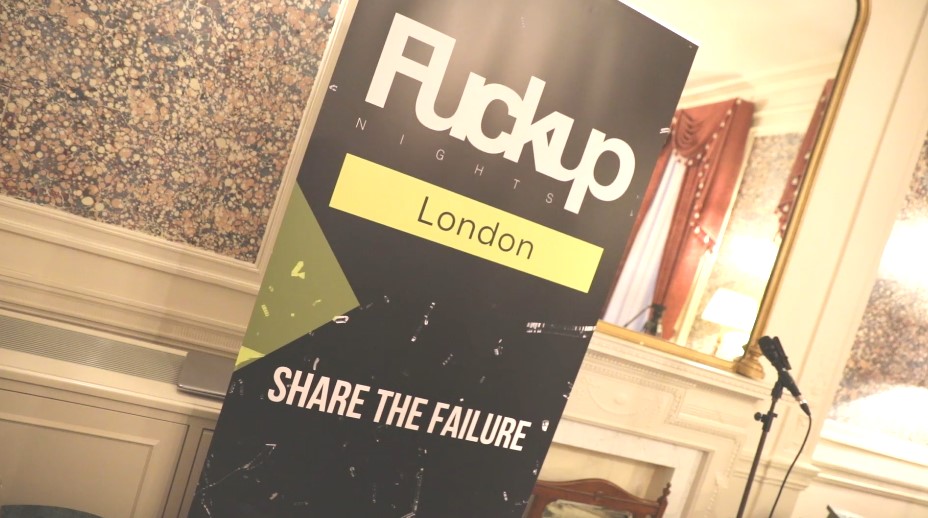 Uma fotografia tirada de um evento Fuckup Nights em Londres, sendo o Reino Unido um dos mais de 90 países a que o evento já chegou.