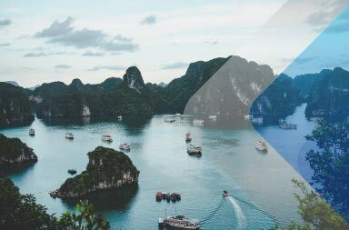La fotogénica bahía de Ha Long atrae a muchos turistas y empresarios que quieren contratar mediante un EOR en Vietnam. Foto de Ammie Ngo en Unsplash