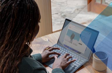Mulher a trabalhar num computador portátil para ilustrar um artigo sobre a contratação de talentos globais. Foto de Microsoft Edge no Unsplash.